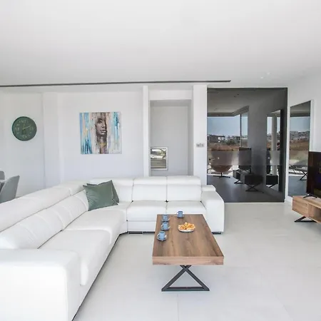 Manta Agrotikos - Stunning 3 Bedroom With Pool Protaras